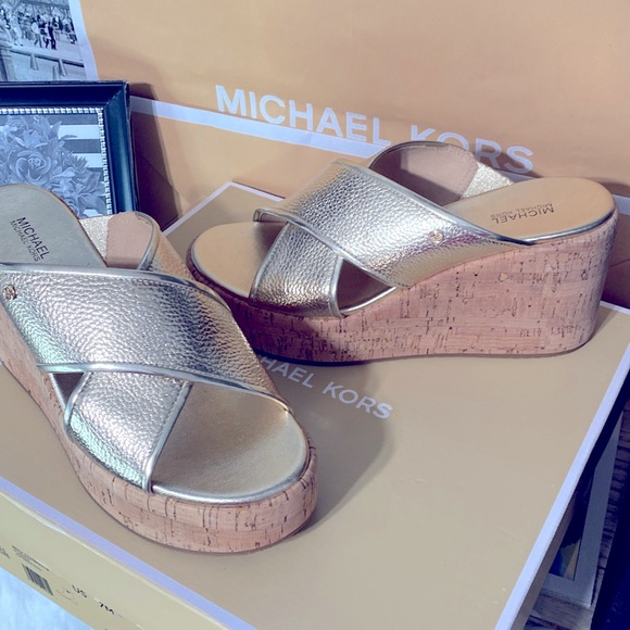 New 🔥 MICHAEL KORS NEW Michael Kors Leather Wedge Sandals💃🏻 - Picture 4 of 4